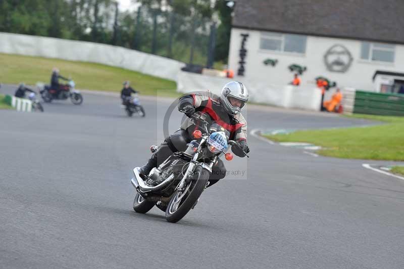 Mallory park Leicestershire;Mallory park photographs;Motorcycle action photographs;classic bikes;event digital images;eventdigitalimages;mallory park;no limits trackday;peter wileman photography;vintage bikes;vintage motorcycles;vmcc festival 1000 bikes