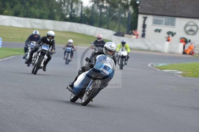 Mallory park Leicestershire;Mallory park photographs;Motorcycle action photographs;classic bikes;event digital images;eventdigitalimages;mallory park;no limits trackday;peter wileman photography;vintage bikes;vintage motorcycles;vmcc festival 1000 bikes