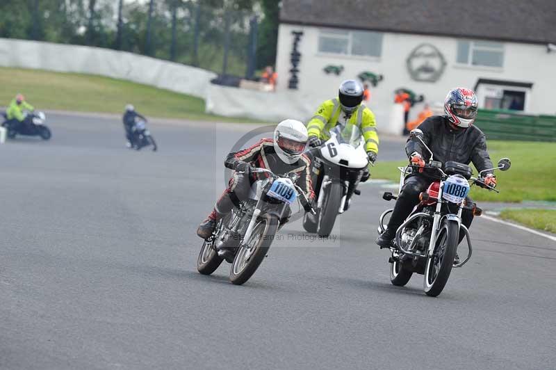 Mallory park Leicestershire;Mallory park photographs;Motorcycle action photographs;classic bikes;event digital images;eventdigitalimages;mallory park;no limits trackday;peter wileman photography;vintage bikes;vintage motorcycles;vmcc festival 1000 bikes