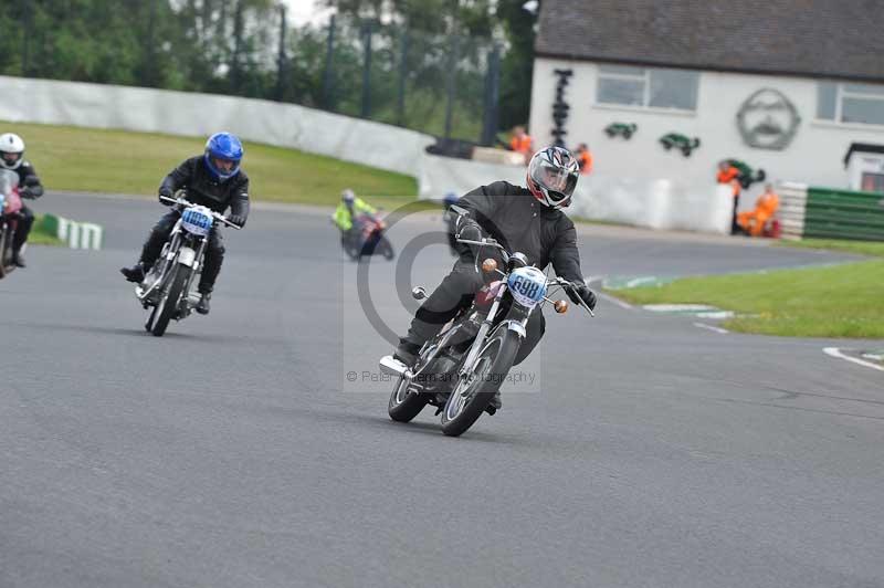 Mallory park Leicestershire;Mallory park photographs;Motorcycle action photographs;classic bikes;event digital images;eventdigitalimages;mallory park;no limits trackday;peter wileman photography;vintage bikes;vintage motorcycles;vmcc festival 1000 bikes