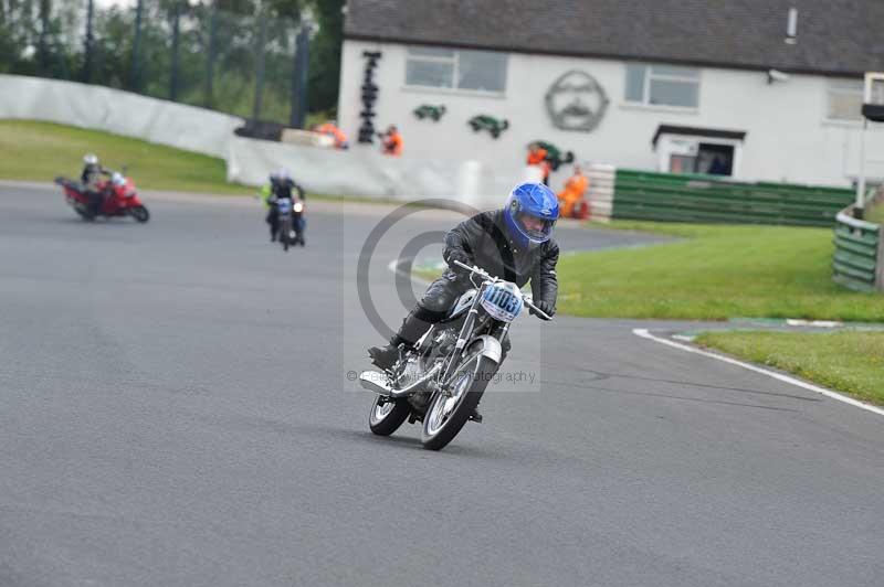 Mallory park Leicestershire;Mallory park photographs;Motorcycle action photographs;classic bikes;event digital images;eventdigitalimages;mallory park;no limits trackday;peter wileman photography;vintage bikes;vintage motorcycles;vmcc festival 1000 bikes