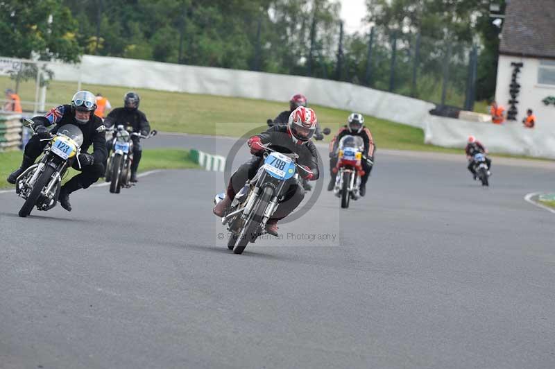 Mallory park Leicestershire;Mallory park photographs;Motorcycle action photographs;classic bikes;event digital images;eventdigitalimages;mallory park;no limits trackday;peter wileman photography;vintage bikes;vintage motorcycles;vmcc festival 1000 bikes