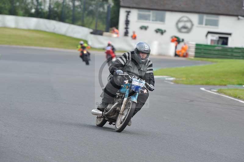 Mallory park Leicestershire;Mallory park photographs;Motorcycle action photographs;classic bikes;event digital images;eventdigitalimages;mallory park;no limits trackday;peter wileman photography;vintage bikes;vintage motorcycles;vmcc festival 1000 bikes