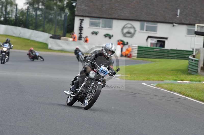 Mallory park Leicestershire;Mallory park photographs;Motorcycle action photographs;classic bikes;event digital images;eventdigitalimages;mallory park;no limits trackday;peter wileman photography;vintage bikes;vintage motorcycles;vmcc festival 1000 bikes