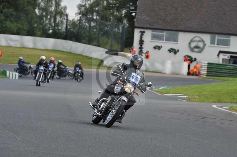 Mallory park Leicestershire;Mallory park photographs;Motorcycle action photographs;classic bikes;event digital images;eventdigitalimages;mallory park;no limits trackday;peter wileman photography;vintage bikes;vintage motorcycles;vmcc festival 1000 bikes