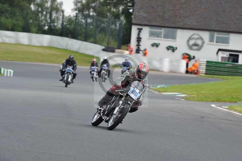 Mallory park Leicestershire;Mallory park photographs;Motorcycle action photographs;classic bikes;event digital images;eventdigitalimages;mallory park;no limits trackday;peter wileman photography;vintage bikes;vintage motorcycles;vmcc festival 1000 bikes