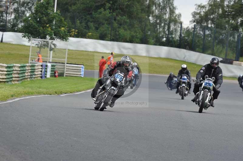 Mallory park Leicestershire;Mallory park photographs;Motorcycle action photographs;classic bikes;event digital images;eventdigitalimages;mallory park;no limits trackday;peter wileman photography;vintage bikes;vintage motorcycles;vmcc festival 1000 bikes