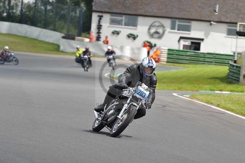 Mallory park Leicestershire;Mallory park photographs;Motorcycle action photographs;classic bikes;event digital images;eventdigitalimages;mallory park;no limits trackday;peter wileman photography;vintage bikes;vintage motorcycles;vmcc festival 1000 bikes