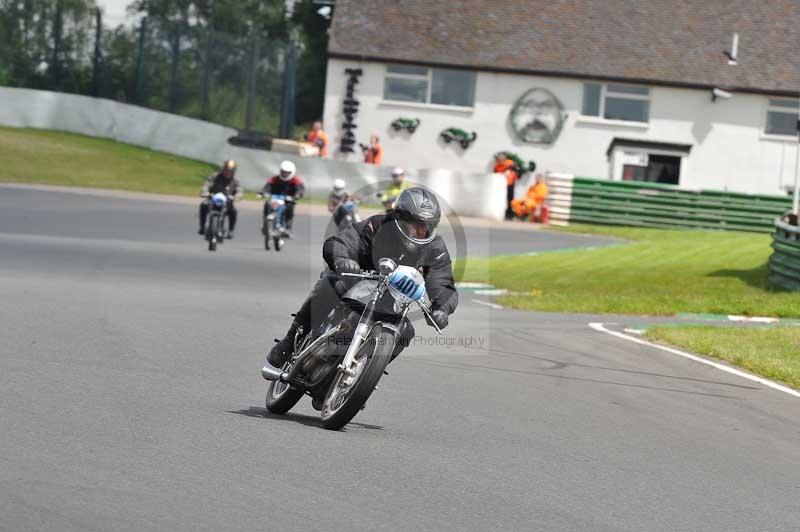 Mallory park Leicestershire;Mallory park photographs;Motorcycle action photographs;classic bikes;event digital images;eventdigitalimages;mallory park;no limits trackday;peter wileman photography;vintage bikes;vintage motorcycles;vmcc festival 1000 bikes