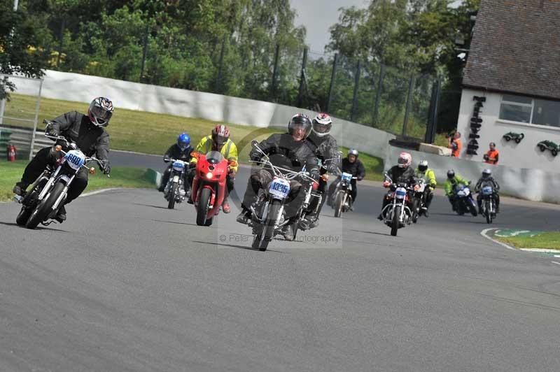 Mallory park Leicestershire;Mallory park photographs;Motorcycle action photographs;classic bikes;event digital images;eventdigitalimages;mallory park;no limits trackday;peter wileman photography;vintage bikes;vintage motorcycles;vmcc festival 1000 bikes