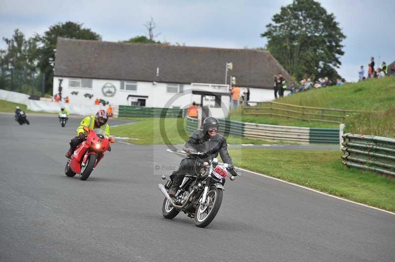 Mallory park Leicestershire;Mallory park photographs;Motorcycle action photographs;classic bikes;event digital images;eventdigitalimages;mallory park;no limits trackday;peter wileman photography;vintage bikes;vintage motorcycles;vmcc festival 1000 bikes