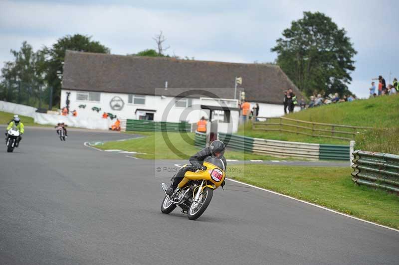 Mallory park Leicestershire;Mallory park photographs;Motorcycle action photographs;classic bikes;event digital images;eventdigitalimages;mallory park;no limits trackday;peter wileman photography;vintage bikes;vintage motorcycles;vmcc festival 1000 bikes