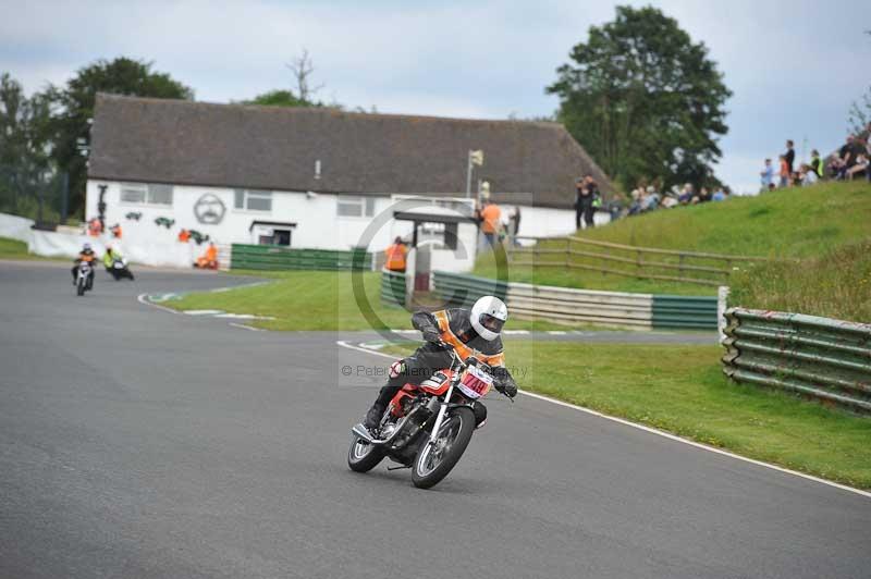 Mallory park Leicestershire;Mallory park photographs;Motorcycle action photographs;classic bikes;event digital images;eventdigitalimages;mallory park;no limits trackday;peter wileman photography;vintage bikes;vintage motorcycles;vmcc festival 1000 bikes