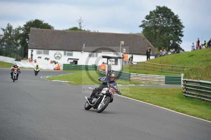 Mallory park Leicestershire;Mallory park photographs;Motorcycle action photographs;classic bikes;event digital images;eventdigitalimages;mallory park;no limits trackday;peter wileman photography;vintage bikes;vintage motorcycles;vmcc festival 1000 bikes