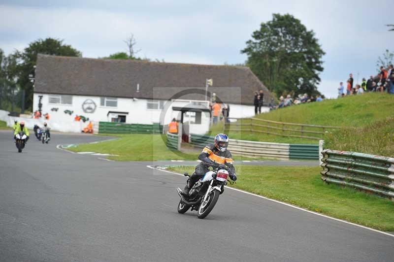 Mallory park Leicestershire;Mallory park photographs;Motorcycle action photographs;classic bikes;event digital images;eventdigitalimages;mallory park;no limits trackday;peter wileman photography;vintage bikes;vintage motorcycles;vmcc festival 1000 bikes