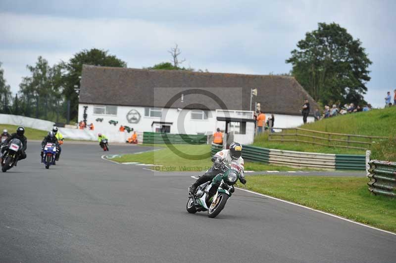 Mallory park Leicestershire;Mallory park photographs;Motorcycle action photographs;classic bikes;event digital images;eventdigitalimages;mallory park;no limits trackday;peter wileman photography;vintage bikes;vintage motorcycles;vmcc festival 1000 bikes