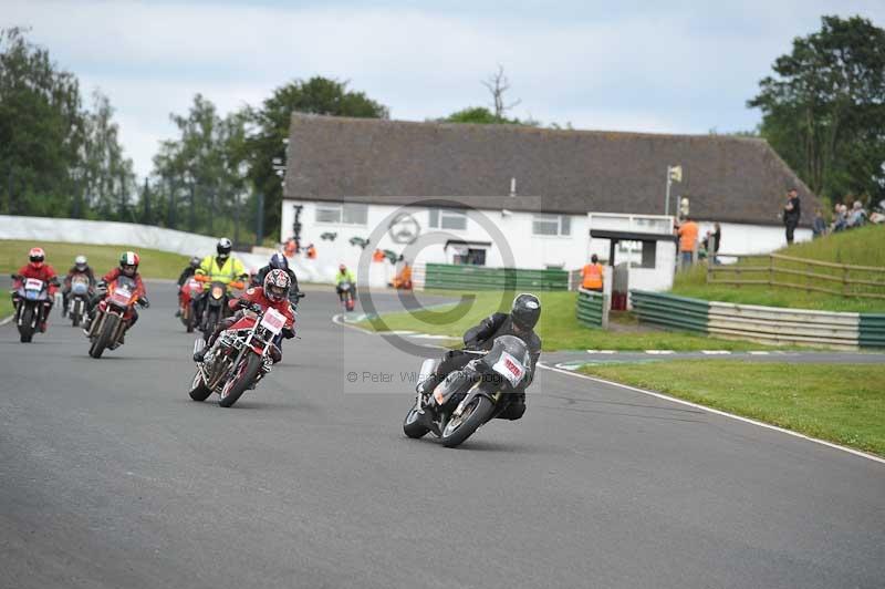 Mallory park Leicestershire;Mallory park photographs;Motorcycle action photographs;classic bikes;event digital images;eventdigitalimages;mallory park;no limits trackday;peter wileman photography;vintage bikes;vintage motorcycles;vmcc festival 1000 bikes