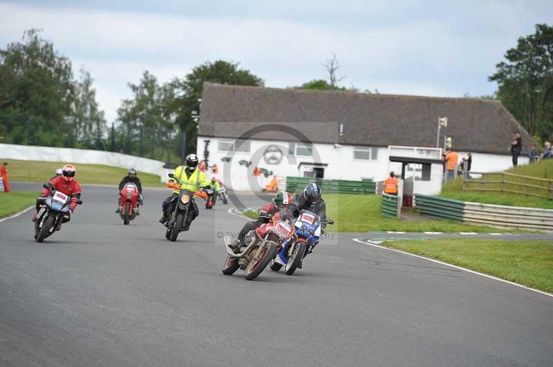 Mallory park Leicestershire;Mallory park photographs;Motorcycle action photographs;classic bikes;event digital images;eventdigitalimages;mallory park;no limits trackday;peter wileman photography;vintage bikes;vintage motorcycles;vmcc festival 1000 bikes