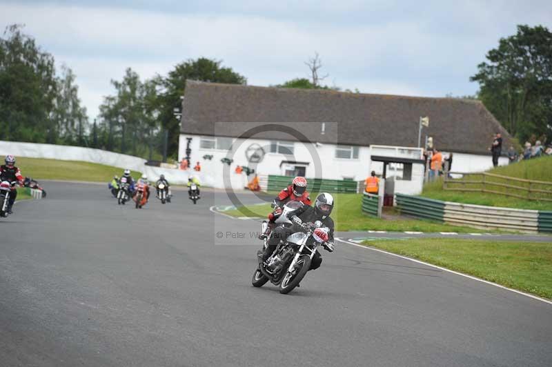 Mallory park Leicestershire;Mallory park photographs;Motorcycle action photographs;classic bikes;event digital images;eventdigitalimages;mallory park;no limits trackday;peter wileman photography;vintage bikes;vintage motorcycles;vmcc festival 1000 bikes