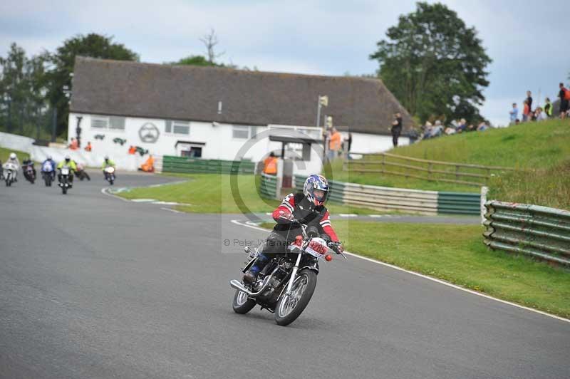 Mallory park Leicestershire;Mallory park photographs;Motorcycle action photographs;classic bikes;event digital images;eventdigitalimages;mallory park;no limits trackday;peter wileman photography;vintage bikes;vintage motorcycles;vmcc festival 1000 bikes