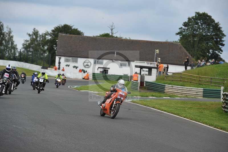 Mallory park Leicestershire;Mallory park photographs;Motorcycle action photographs;classic bikes;event digital images;eventdigitalimages;mallory park;no limits trackday;peter wileman photography;vintage bikes;vintage motorcycles;vmcc festival 1000 bikes