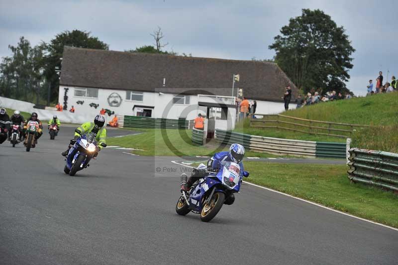 Mallory park Leicestershire;Mallory park photographs;Motorcycle action photographs;classic bikes;event digital images;eventdigitalimages;mallory park;no limits trackday;peter wileman photography;vintage bikes;vintage motorcycles;vmcc festival 1000 bikes