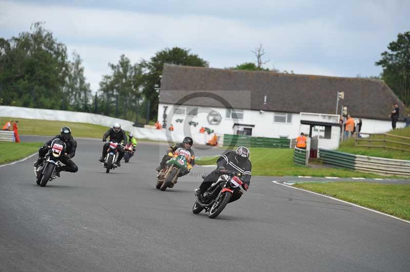 Mallory park Leicestershire;Mallory park photographs;Motorcycle action photographs;classic bikes;event digital images;eventdigitalimages;mallory park;no limits trackday;peter wileman photography;vintage bikes;vintage motorcycles;vmcc festival 1000 bikes