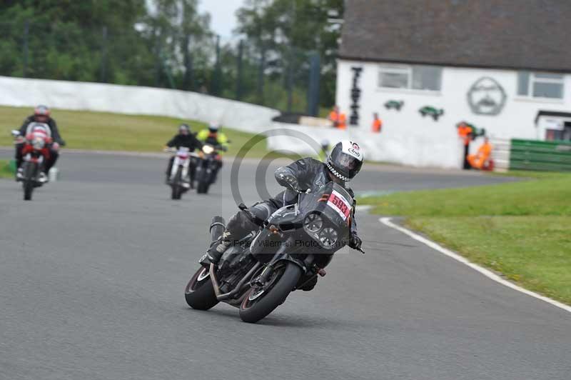 Mallory park Leicestershire;Mallory park photographs;Motorcycle action photographs;classic bikes;event digital images;eventdigitalimages;mallory park;no limits trackday;peter wileman photography;vintage bikes;vintage motorcycles;vmcc festival 1000 bikes