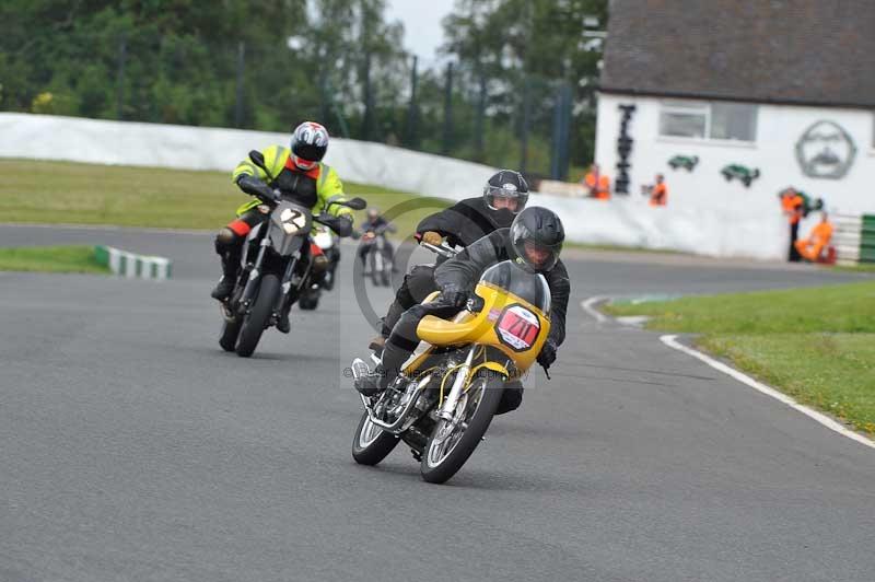 Mallory park Leicestershire;Mallory park photographs;Motorcycle action photographs;classic bikes;event digital images;eventdigitalimages;mallory park;no limits trackday;peter wileman photography;vintage bikes;vintage motorcycles;vmcc festival 1000 bikes