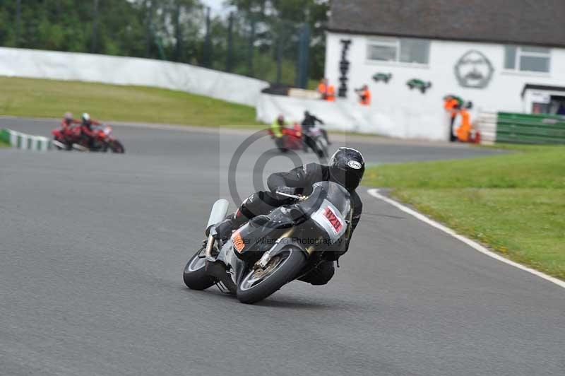 Mallory park Leicestershire;Mallory park photographs;Motorcycle action photographs;classic bikes;event digital images;eventdigitalimages;mallory park;no limits trackday;peter wileman photography;vintage bikes;vintage motorcycles;vmcc festival 1000 bikes