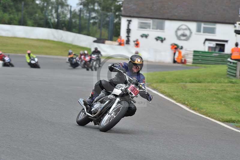 Mallory park Leicestershire;Mallory park photographs;Motorcycle action photographs;classic bikes;event digital images;eventdigitalimages;mallory park;no limits trackday;peter wileman photography;vintage bikes;vintage motorcycles;vmcc festival 1000 bikes