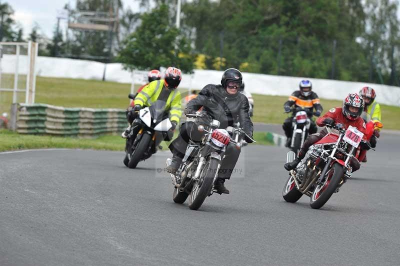 Mallory park Leicestershire;Mallory park photographs;Motorcycle action photographs;classic bikes;event digital images;eventdigitalimages;mallory park;no limits trackday;peter wileman photography;vintage bikes;vintage motorcycles;vmcc festival 1000 bikes