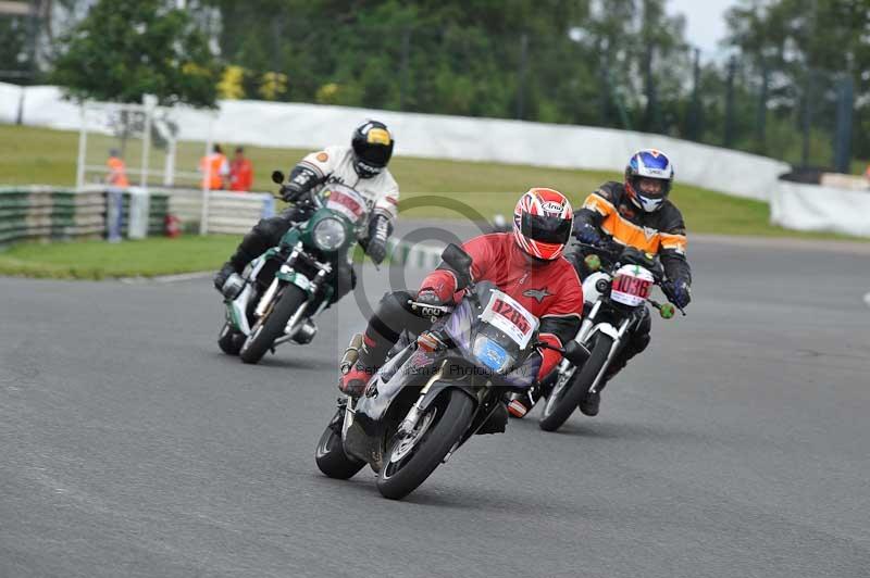 Mallory park Leicestershire;Mallory park photographs;Motorcycle action photographs;classic bikes;event digital images;eventdigitalimages;mallory park;no limits trackday;peter wileman photography;vintage bikes;vintage motorcycles;vmcc festival 1000 bikes