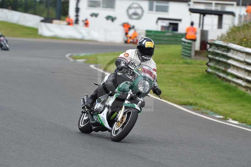 Mallory park Leicestershire;Mallory park photographs;Motorcycle action photographs;classic bikes;event digital images;eventdigitalimages;mallory park;no limits trackday;peter wileman photography;vintage bikes;vintage motorcycles;vmcc festival 1000 bikes