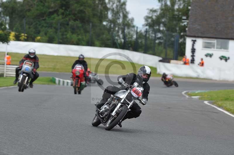 Mallory park Leicestershire;Mallory park photographs;Motorcycle action photographs;classic bikes;event digital images;eventdigitalimages;mallory park;no limits trackday;peter wileman photography;vintage bikes;vintage motorcycles;vmcc festival 1000 bikes