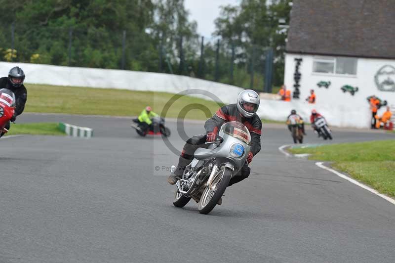 Mallory park Leicestershire;Mallory park photographs;Motorcycle action photographs;classic bikes;event digital images;eventdigitalimages;mallory park;no limits trackday;peter wileman photography;vintage bikes;vintage motorcycles;vmcc festival 1000 bikes