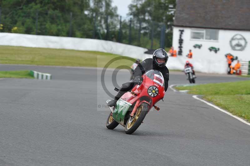 Mallory park Leicestershire;Mallory park photographs;Motorcycle action photographs;classic bikes;event digital images;eventdigitalimages;mallory park;no limits trackday;peter wileman photography;vintage bikes;vintage motorcycles;vmcc festival 1000 bikes