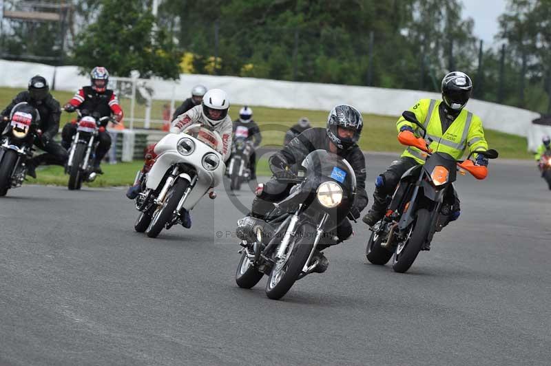 Mallory park Leicestershire;Mallory park photographs;Motorcycle action photographs;classic bikes;event digital images;eventdigitalimages;mallory park;no limits trackday;peter wileman photography;vintage bikes;vintage motorcycles;vmcc festival 1000 bikes