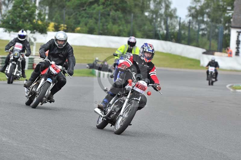 Mallory park Leicestershire;Mallory park photographs;Motorcycle action photographs;classic bikes;event digital images;eventdigitalimages;mallory park;no limits trackday;peter wileman photography;vintage bikes;vintage motorcycles;vmcc festival 1000 bikes