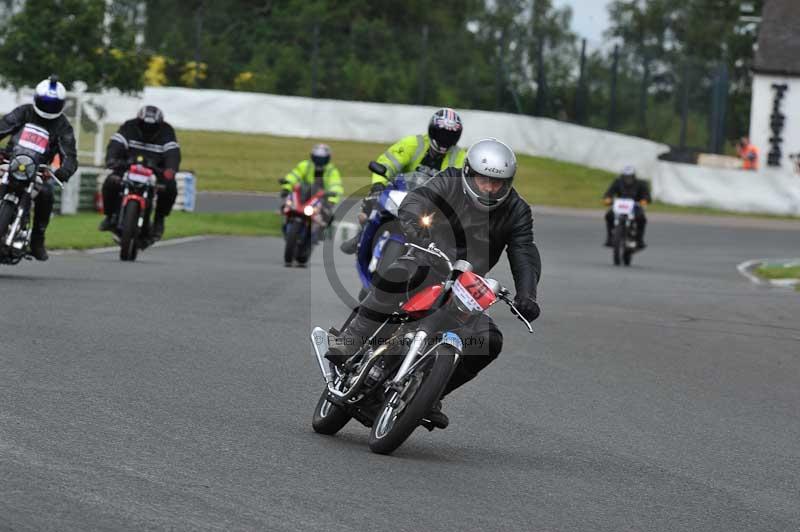 Mallory park Leicestershire;Mallory park photographs;Motorcycle action photographs;classic bikes;event digital images;eventdigitalimages;mallory park;no limits trackday;peter wileman photography;vintage bikes;vintage motorcycles;vmcc festival 1000 bikes