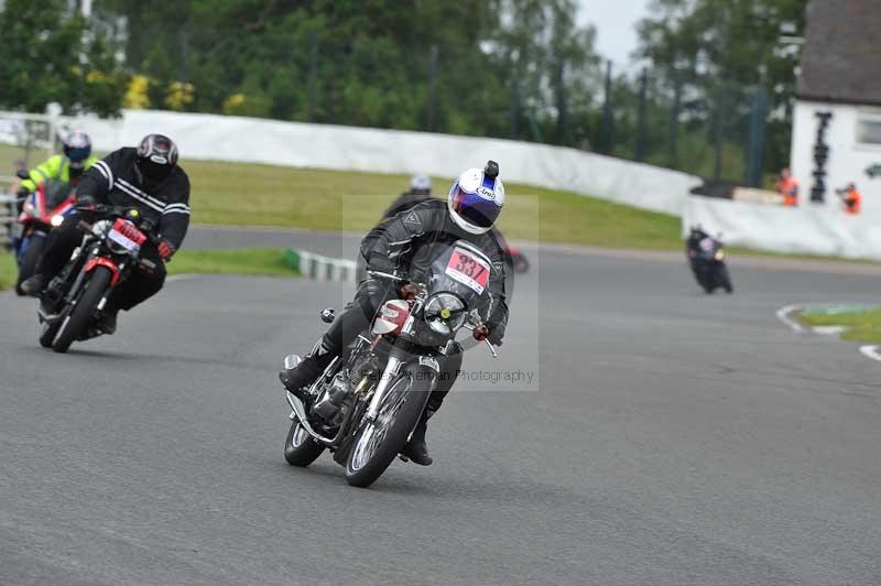 Mallory park Leicestershire;Mallory park photographs;Motorcycle action photographs;classic bikes;event digital images;eventdigitalimages;mallory park;no limits trackday;peter wileman photography;vintage bikes;vintage motorcycles;vmcc festival 1000 bikes