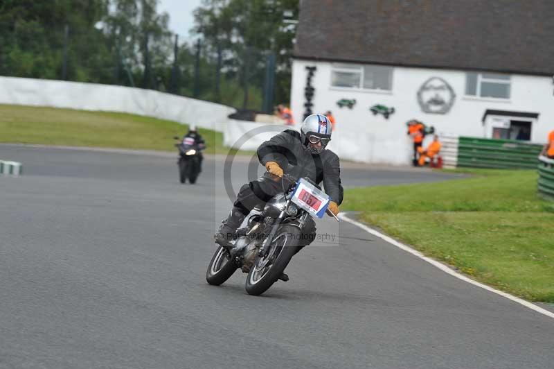 Mallory park Leicestershire;Mallory park photographs;Motorcycle action photographs;classic bikes;event digital images;eventdigitalimages;mallory park;no limits trackday;peter wileman photography;vintage bikes;vintage motorcycles;vmcc festival 1000 bikes