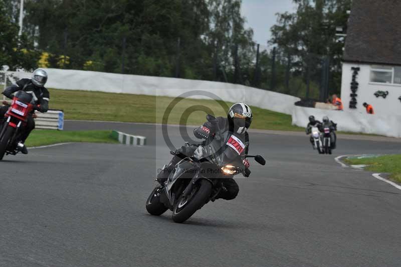 Mallory park Leicestershire;Mallory park photographs;Motorcycle action photographs;classic bikes;event digital images;eventdigitalimages;mallory park;no limits trackday;peter wileman photography;vintage bikes;vintage motorcycles;vmcc festival 1000 bikes