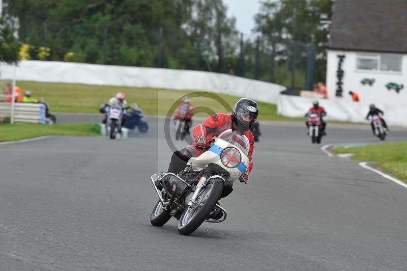 Mallory park Leicestershire;Mallory park photographs;Motorcycle action photographs;classic bikes;event digital images;eventdigitalimages;mallory park;no limits trackday;peter wileman photography;vintage bikes;vintage motorcycles;vmcc festival 1000 bikes