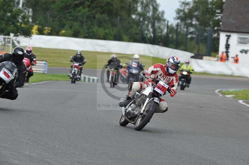 Mallory park Leicestershire;Mallory park photographs;Motorcycle action photographs;classic bikes;event digital images;eventdigitalimages;mallory park;no limits trackday;peter wileman photography;vintage bikes;vintage motorcycles;vmcc festival 1000 bikes