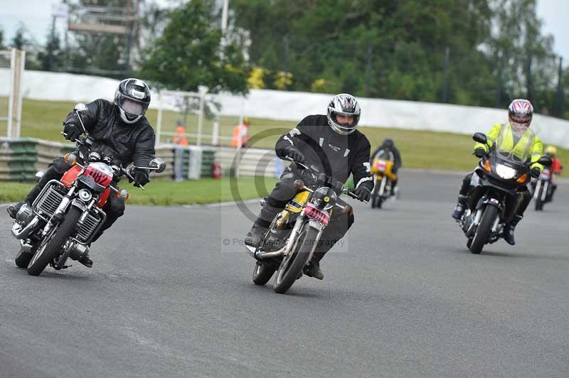 Mallory park Leicestershire;Mallory park photographs;Motorcycle action photographs;classic bikes;event digital images;eventdigitalimages;mallory park;no limits trackday;peter wileman photography;vintage bikes;vintage motorcycles;vmcc festival 1000 bikes