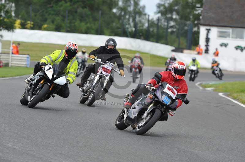 Mallory park Leicestershire;Mallory park photographs;Motorcycle action photographs;classic bikes;event digital images;eventdigitalimages;mallory park;no limits trackday;peter wileman photography;vintage bikes;vintage motorcycles;vmcc festival 1000 bikes