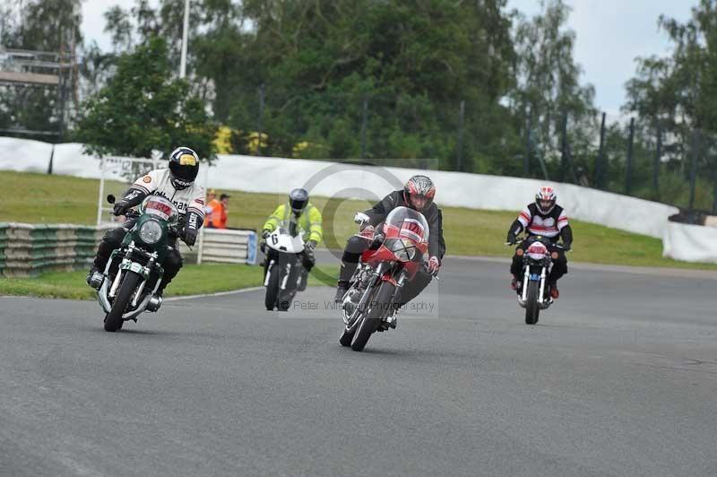 Mallory park Leicestershire;Mallory park photographs;Motorcycle action photographs;classic bikes;event digital images;eventdigitalimages;mallory park;no limits trackday;peter wileman photography;vintage bikes;vintage motorcycles;vmcc festival 1000 bikes