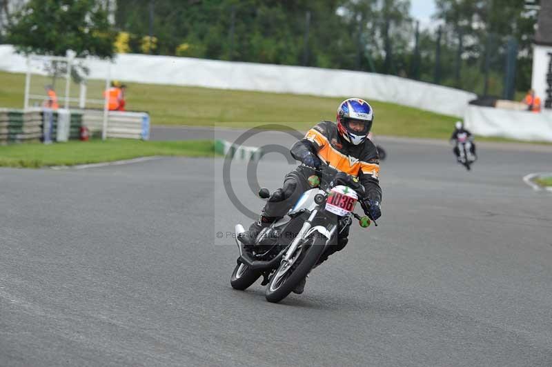 Mallory park Leicestershire;Mallory park photographs;Motorcycle action photographs;classic bikes;event digital images;eventdigitalimages;mallory park;no limits trackday;peter wileman photography;vintage bikes;vintage motorcycles;vmcc festival 1000 bikes