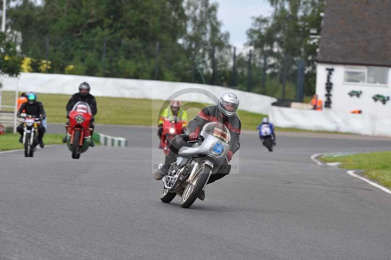 Mallory park Leicestershire;Mallory park photographs;Motorcycle action photographs;classic bikes;event digital images;eventdigitalimages;mallory park;no limits trackday;peter wileman photography;vintage bikes;vintage motorcycles;vmcc festival 1000 bikes